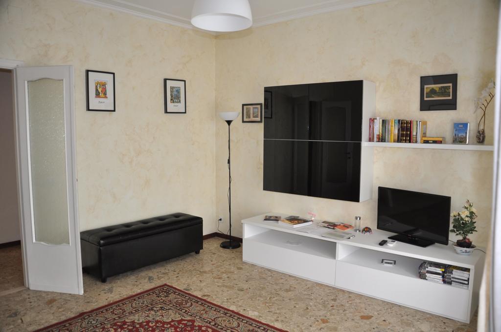Apartment Montebello Parma Bagian luar foto